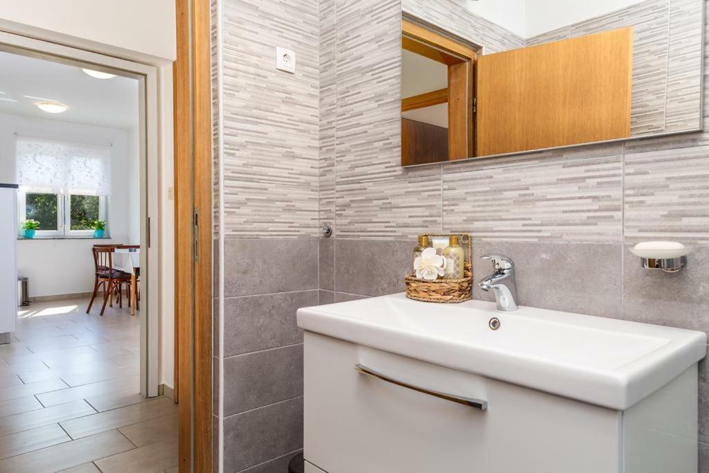 Apartment Roza, Sea View, Free Parking Ičići Exterior foto